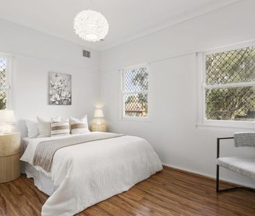 BEAUTIFUL FAMILY HOME, FULLY RENOVATED. - Photo 1