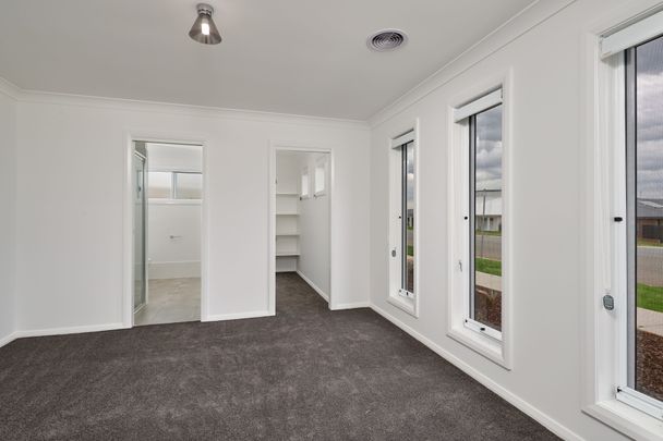 Modern Elegance and Everyday Comfort - Photo 1