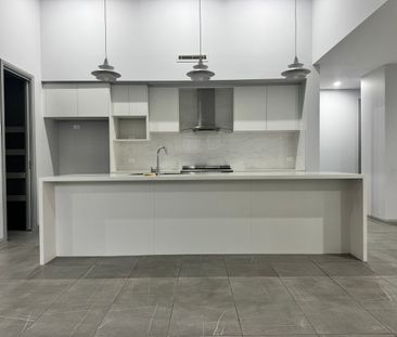 BRAND NEW LUXURY 4 BEDROOM HOME WALKING DISTANCE TO CABRAMATTA SHOPS - Photo 4