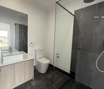 Stunning 4 Bedroom Family Home in Point Cook - Photo 2