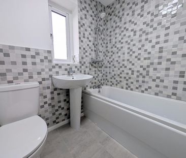 Semi-detached house to rent on - Photo 2