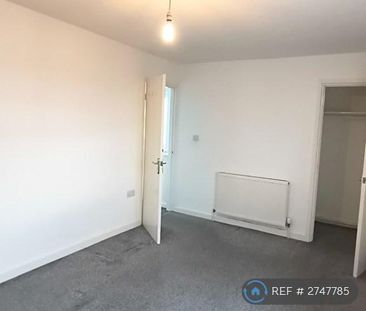 4 bedroom semi-detached house to rent - Photo 3