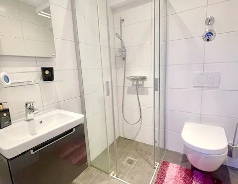 Sehr hochwertig ausgestattete 4-Zimmer-Stadtwohnung mit Aufzug, Einbauküche, 2 Balkonen und Garage - Photo 1