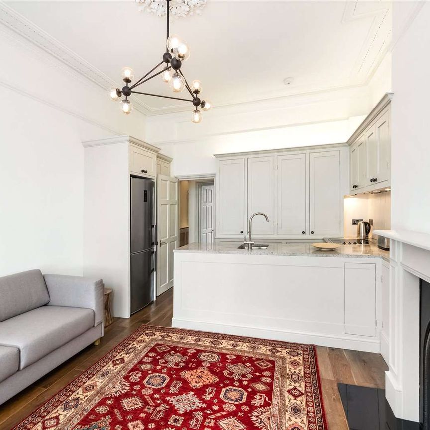 A beautifully renovated two bedroom flat in Earls Court. - Photo 1