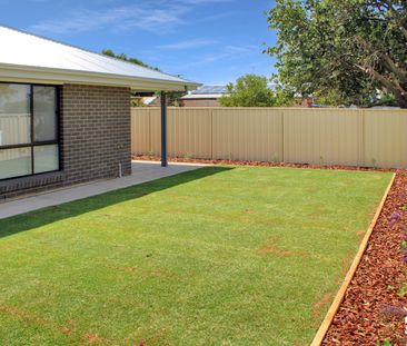 4 Bedrooms + Ensuite - Central Location! - Photo 6