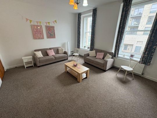 3 bedroom flat to rent - Photo 1