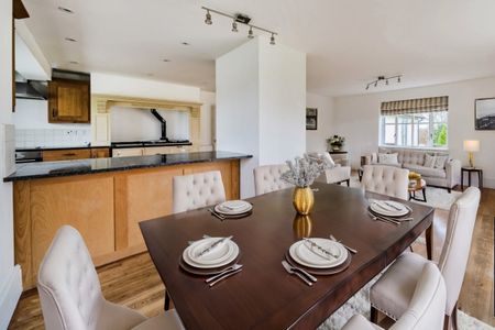 5 bedroom detached house to rent - Photo 3