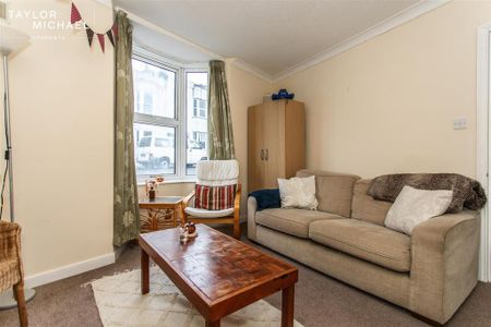 4 bedroom end of terrace house to rent - Photo 2