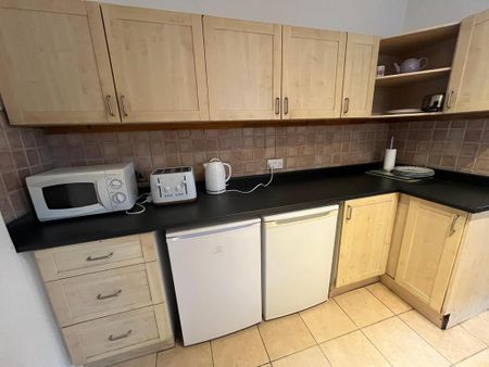 4 bedroom end of terrace house to rent - Photo 3