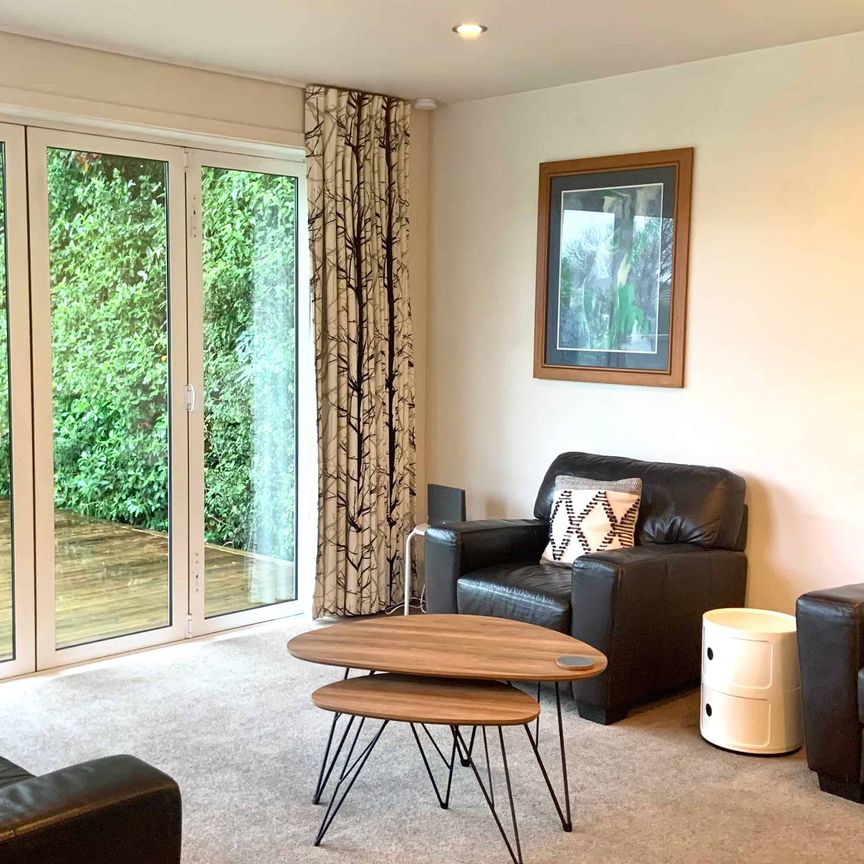 Immaculate Fully Furnished Spacious Family Home in Prime Location - Photo 1