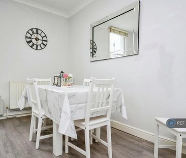 1 bedroom in a house share to rent - Photo 6