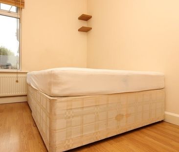 Room in a Shared House, Benson Avenue, E6 - Photo 3