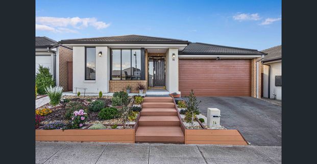 Elegant Family Home in a Prime Manor Lakes Location - Photo 1