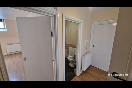 2 Bed Flat, Tooting High Street, SW17 - Photo 4