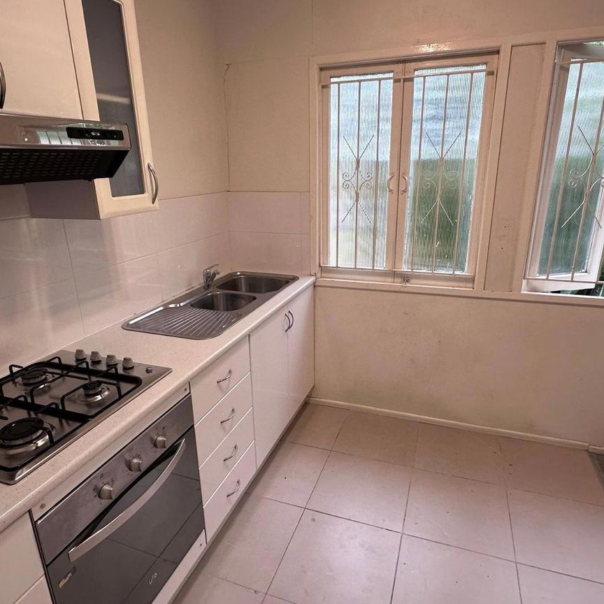 Unfurnished - 1 Bedroom Unit in a Prime Location. - Photo 1
