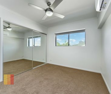 REFURBISHED 2 BEDROOM APARTMENT IN SUPER HANDY LOCATION ! - Photo 1