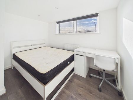 3 bedroom flat to rent - Photo 3