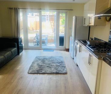 1 bedroom in a flat share to rent - Photo 2