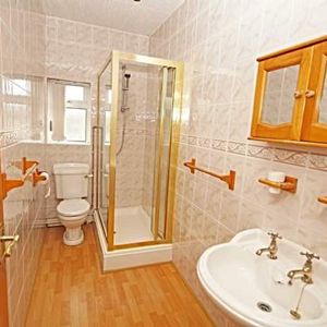 3 bedroom property to rent in Bolton - Photo 3