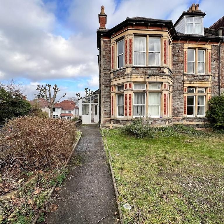 4 bedroom flat to rent - Photo 1