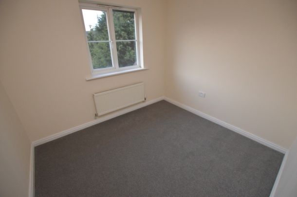 3 Bedroom Semi-Detached House - Photo 1
