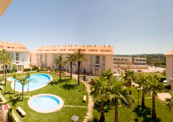For long-term rent: apartment in Javea, Golden Garden urbanization, with 2 bedrooms and a pool.