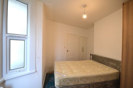 1 bedroom Ground floor flat to rent - Photo 2