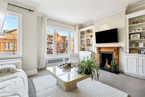 Neutrally decorated two bedroom, split level apartment off the Wandsworth Bridge Road. - Photo 1