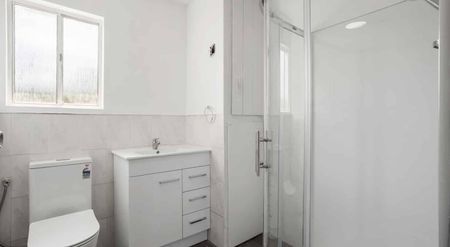 Six Bedrooms - Two Bathrooms - Two Lounges - Plus Kitchenette - Swanson - Photo 5