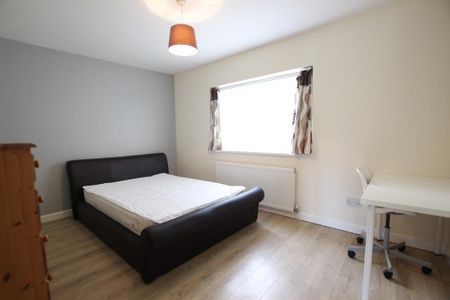 6 bedroom semi-detached house to rent - Photo 3