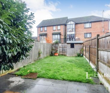 3 bedroom house to rent Farriers Road, Epsom, KT17 - Photo 2