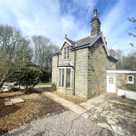 A charming, extensively refurbished two bedroom stone cottage located on the quiet outskirts of Oswestry town. - Photo 3