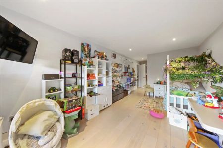 3 bedroom flat in London - Photo 2