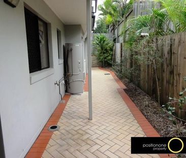 Stylish Three-Bedroom Townhouse in Prime Carina Heights Location - Photo 2