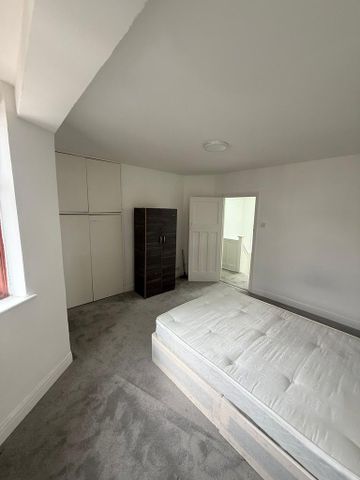 4 bedroom end of terrace house to rent - Photo 3