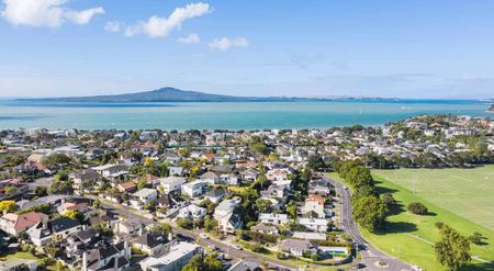 Stylish Coastal 3-Bedroom Living in Kohimarama - Photo 4