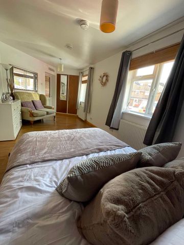 Newly Refurbished Double Room **Great Local Amenities** - Photo 2