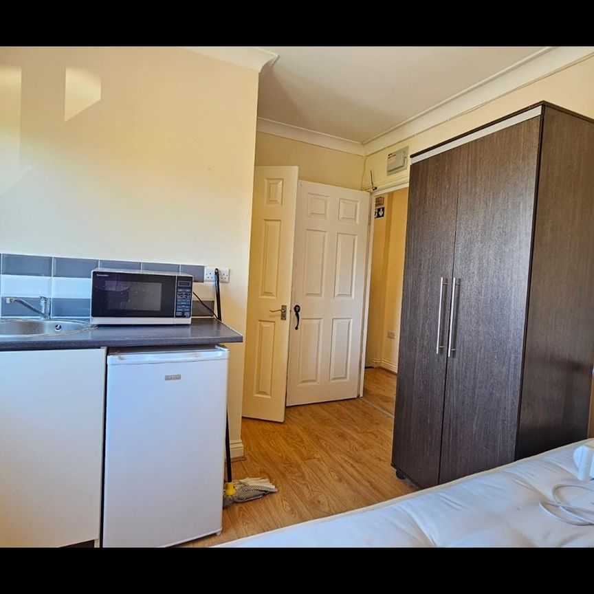 Studio Flat, Garth Road, NW2 - Photo 1