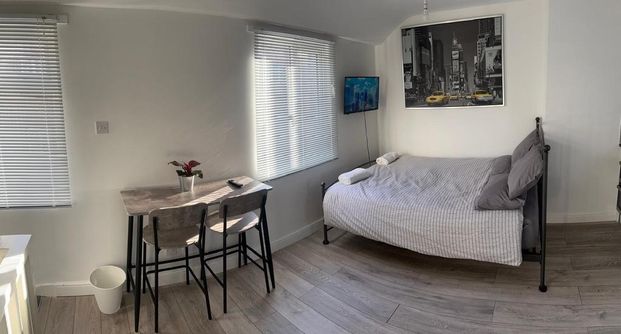 Studio to rent - Photo 1