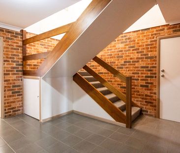 Large family home within walking distance to the water's edge - Photo 2