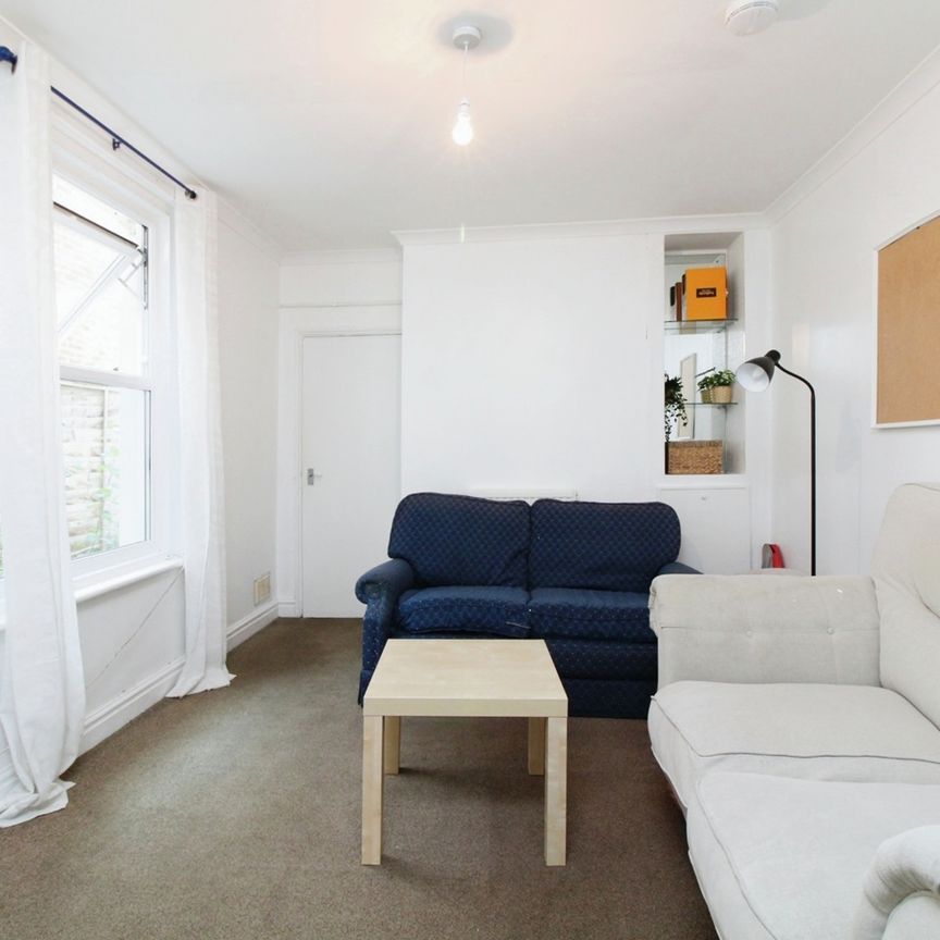 5 Bed Terraced House, Earls Road, SO14 - Photo 1
