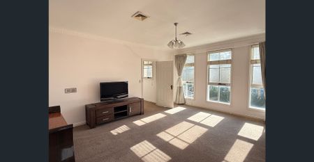 Elegant 5-Bedroom Family Home in Prime Balwyn North Location - Photo 3