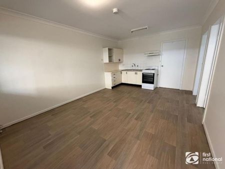 Comfortable 2 bedroom unit in a convenient location - Photo 3