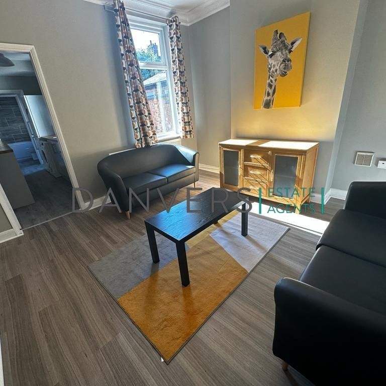 4 bedroom terraced house to rent - Photo 1