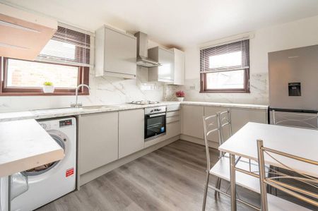 4 bedroom flat to rent - Photo 4