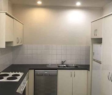 Close to the centre of it all! - Photo 4