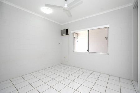 Fantastic Fully Air Conditioned Villa - Garage with Remote - Photo 5