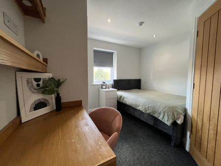 4 bedroom flat to rent - Photo 3