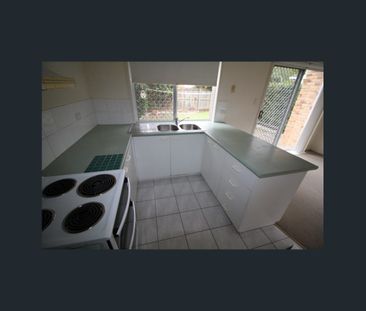 WELL PRESENTED 3 BEDROOM TOWNHOUSE ACROSS FROM THE POOL - Photo 6