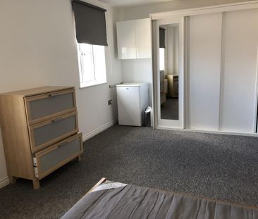 1 bedroom in a house share to rent - Photo 3